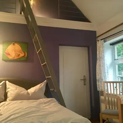 Ein Bett oder Betten in einem Zimmer der Unterkunft Kleines Haus am Hafen - ruhig und grün am Ortsrand