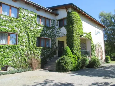 Ein Garten an der Unterkunft Pension Boddenblick