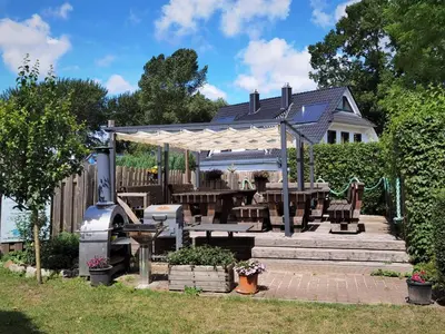 Ein Garten an der Unterkunft Pension Boddenblick