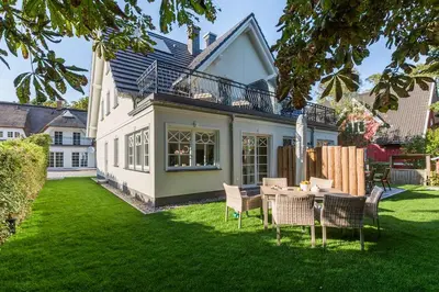 Ein Garten an der Unterkunft Ferienhaus Ostseehaus Seegras mit Kamin