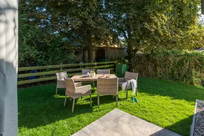 Ein Garten an der Unterkunft Ferienhaus Ostseehaus Seegras mit Kamin