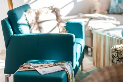 Ein Sitzbereich in der Unterkunft Ferienhaus Ostseehaus Seegras mit Kamin