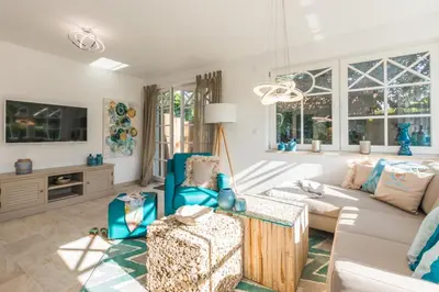 Ein Sitzbereich in der Unterkunft Ferienhaus Ostseehaus Seegras mit Kamin