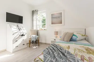 Ein Bett oder Betten in einem Zimmer der Unterkunft Ferienhaus Ostseehaus Seegras mit Kamin