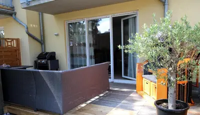 Ein Sitzbereich in der Unterkunft Darssurlaub App 5