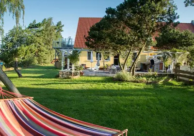 Ein Garten an der Unterkunft Sina