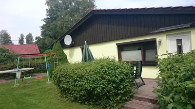 Ein Garten an der Unterkunft Haus Nadine