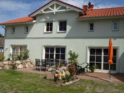 Ein Garten an der Unterkunft Ferienhaus Fischlandperle