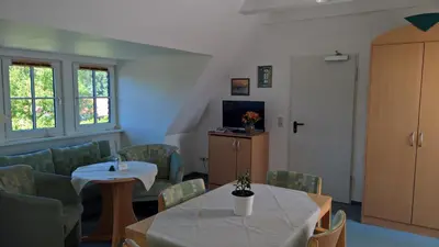 Ein Sitzbereich in der Unterkunft Hotel-Pension Seeadler