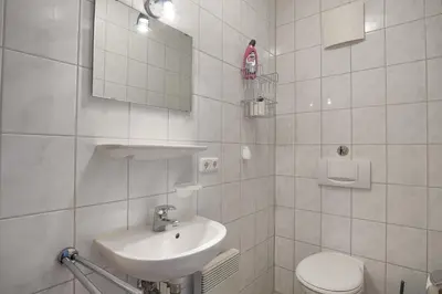 Ein Badezimmer in der Unterkunft Am Deich 01-Haus mit Strandkorb
