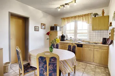 Küche/Küchenzeile in der Unterkunft Am Deich 01-Haus mit Strandkorb