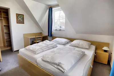 Ein Bett oder Betten in einem Zimmer der Unterkunft Am Deich 01-Haus mit Strandkorb