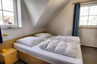 Ein Bett oder Betten in einem Zimmer der Unterkunft Am Deich 01-Haus mit Strandkorb