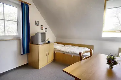 Ein Bett oder Betten in einem Zimmer der Unterkunft Am Deich 01-Haus mit Strandkorb