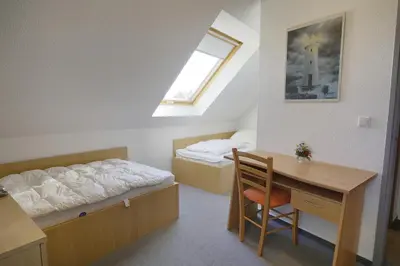 Ein Bett oder Betten in einem Zimmer der Unterkunft Am Deich 01-Haus mit Strandkorb