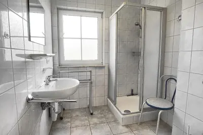 Ein Badezimmer in der Unterkunft Am Deich 01-Haus mit Strandkorb