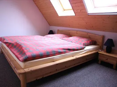Ein Bett oder Betten in einem Zimmer der Unterkunft Ferienwohnungen Haus am Deich