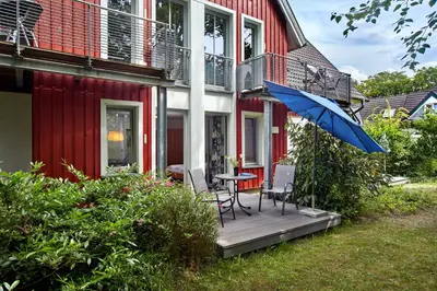 Ein Garten an der Unterkunft Ferienwohnungen Haus am Deich