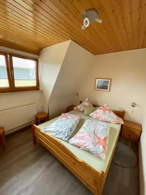 Ein Bett oder Betten in einem Zimmer der Unterkunft Bei Petrus unterm Dach