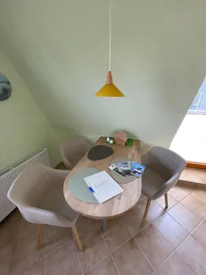 Ein Sitzbereich in der Unterkunft Bei Petrus unterm Dach