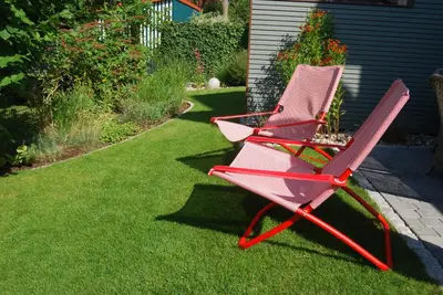 Ein Garten an der Unterkunft Claras Strandhuus
