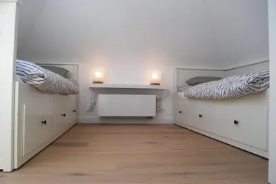 Ein Bett oder Betten in einem Zimmer der Unterkunft Claras Strandhuus