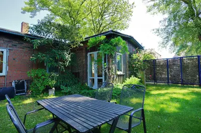 Ein Garten an der Unterkunft Alte Schmiede