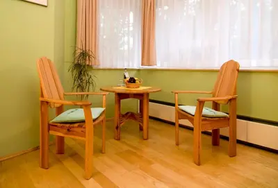Ein Sitzbereich in der Unterkunft Hotel Haus Linden