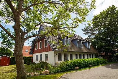 Das Gebäude in dem sich das Ferienhaus befindet