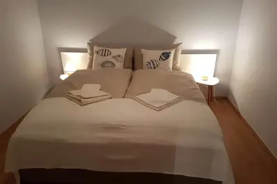 Ein Bett oder Betten in einem Zimmer der Unterkunft Ostseebrise Reetdach 2