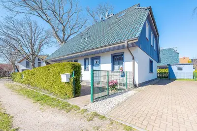 Das Gebäude in dem sich das Ferienhaus befindet