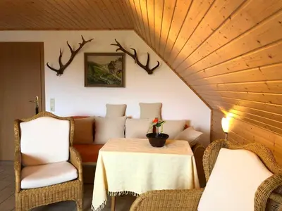 Ein Sitzbereich in der Unterkunft Ferienwohnung mit Garten