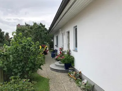 Ein Garten an der Unterkunft Ferienwohnung mit Garten
