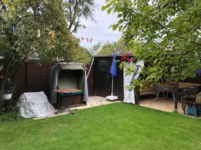 Ein Garten an der Unterkunft Ferienwohnung mit Garten