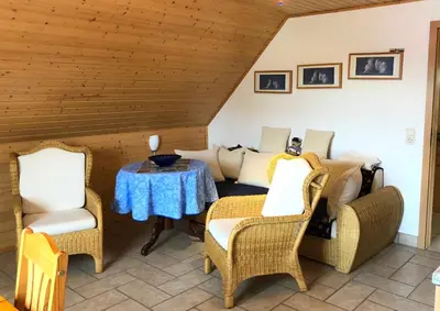 Ein Sitzbereich in der Unterkunft Ferienwohnung mit Garten
