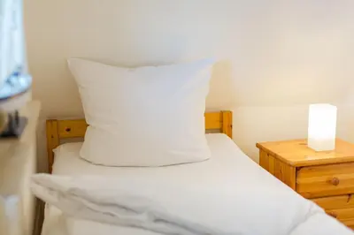 Ein Bett oder Betten in einem Zimmer der Unterkunft Reethaus am Deich - [#93099]