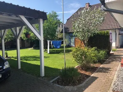 Ein Garten an der Unterkunft Ostseeferien in Barth; FeWo 