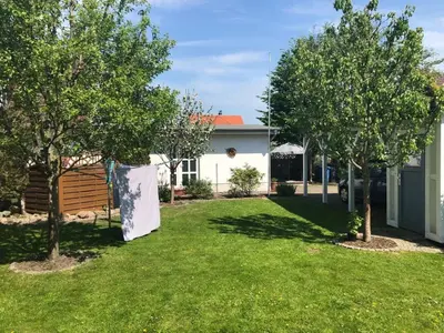 Ein Garten an der Unterkunft Ostseeferien in Barth; FeWo 
