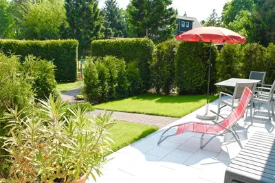 Ein Garten an der Unterkunft Ostseehaus Prerow