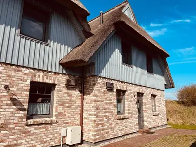 Das Gebäude in dem sich das Ferienhaus befindet