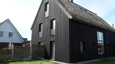 Das Gebäude in dem sich das Ferienhaus befindet