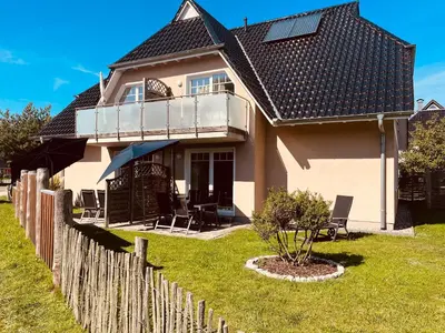 Ein Garten an der Unterkunft Ferienwohnung Asia in Born