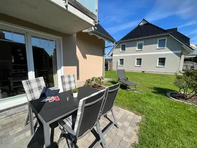 Ein Garten an der Unterkunft Ferienwohnung Asia in Born