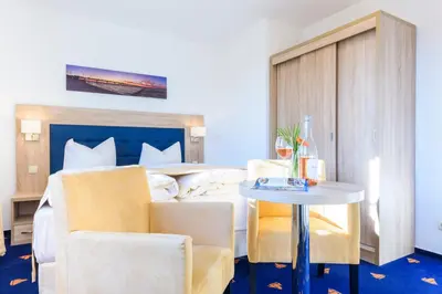Ein Sitzbereich in der Unterkunft Hotel Boddenhus Garni