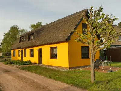 Das Gebäude in dem sich das Ferienhaus befindet