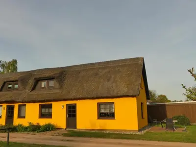 Das Gebäude in dem sich das Ferienhaus befindet