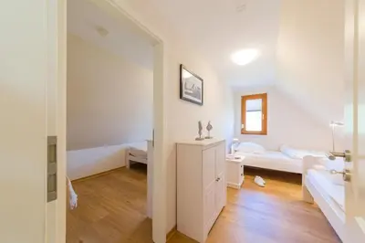 Ein Badezimmer in der Unterkunft reetgedecktes FH am Deich 21