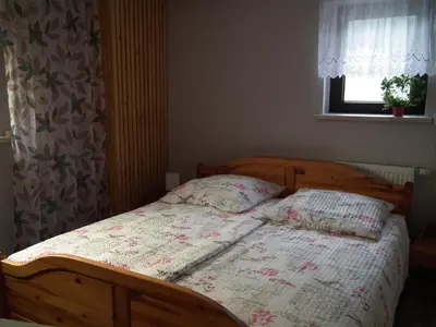 Ein Bett oder Betten in einem Zimmer der Unterkunft Am Wiesengrund - mit 2 Schlafzimmern