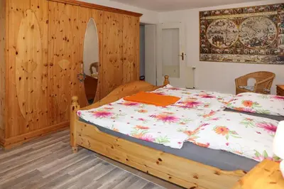 Ein Bett oder Betten in einem Zimmer der Unterkunft Am Wiesengrund - mit 2 Schlafzimmern