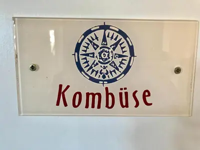 Ein Zertifikat, Auszeichnung, Logo oder anderes Dokument, das in der Unterkunft 
